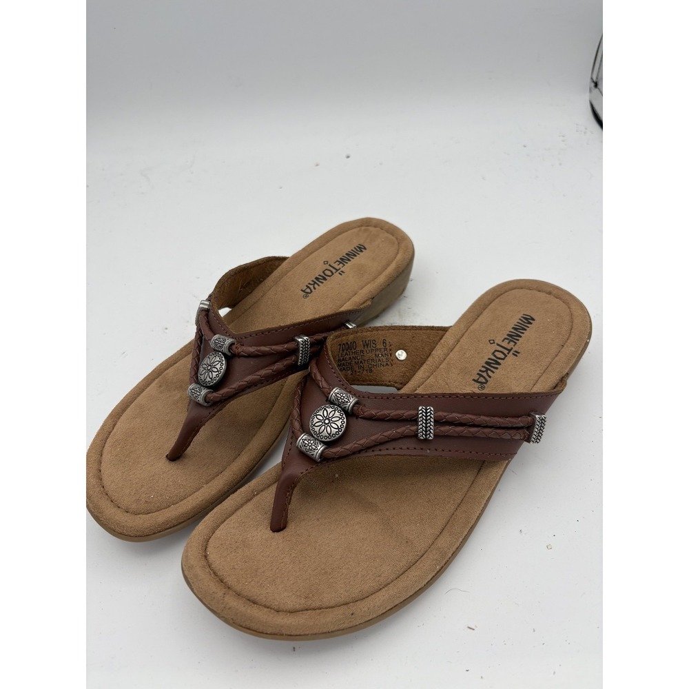 Minnetonka Shoes Womens Size 6 Brown Leather Thong Sandals Medallion Comfort